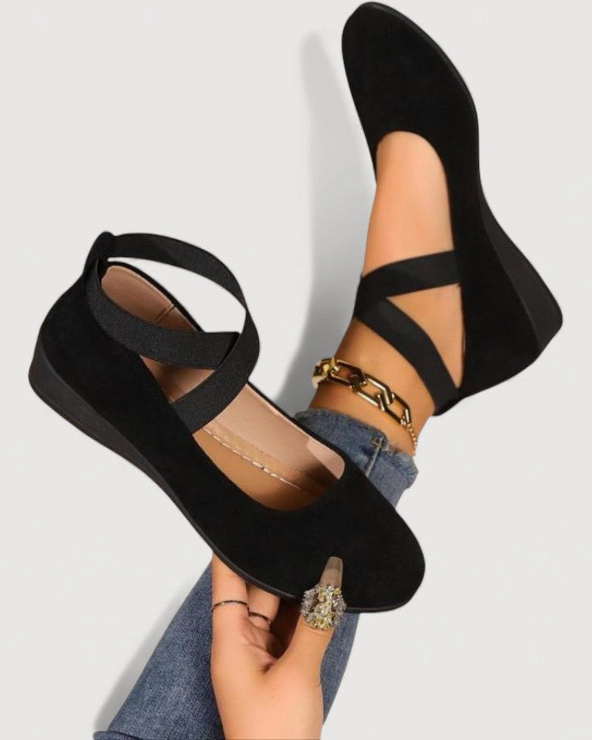 : LIVIA - Elegant and Comfortable Ballet Flats in Black van Paper Favor