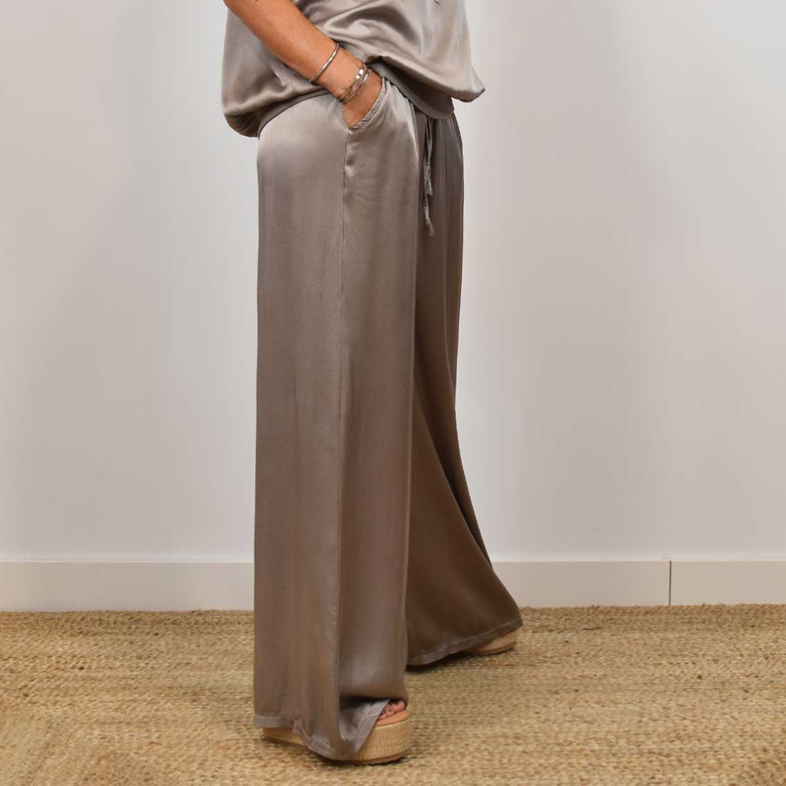 Women > Two-Piece Sets : Women's CLEO - Chic Two-Piece Set in Gris van Paper Favor