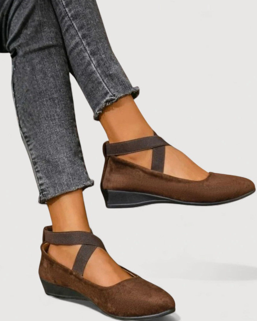 : LIVIA - Elegant and Comfortable Ballet Flats in Brown van Paper Favor