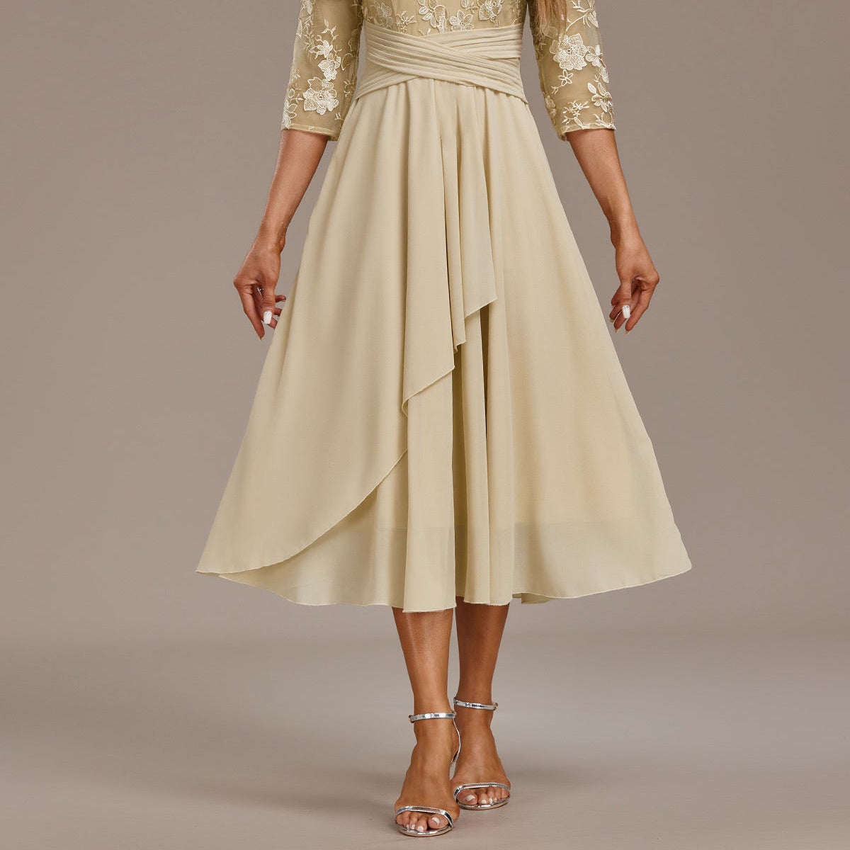 Dress : Luna Champagne Sleeved Round-Neck Dress in Champagne van Paper Favor