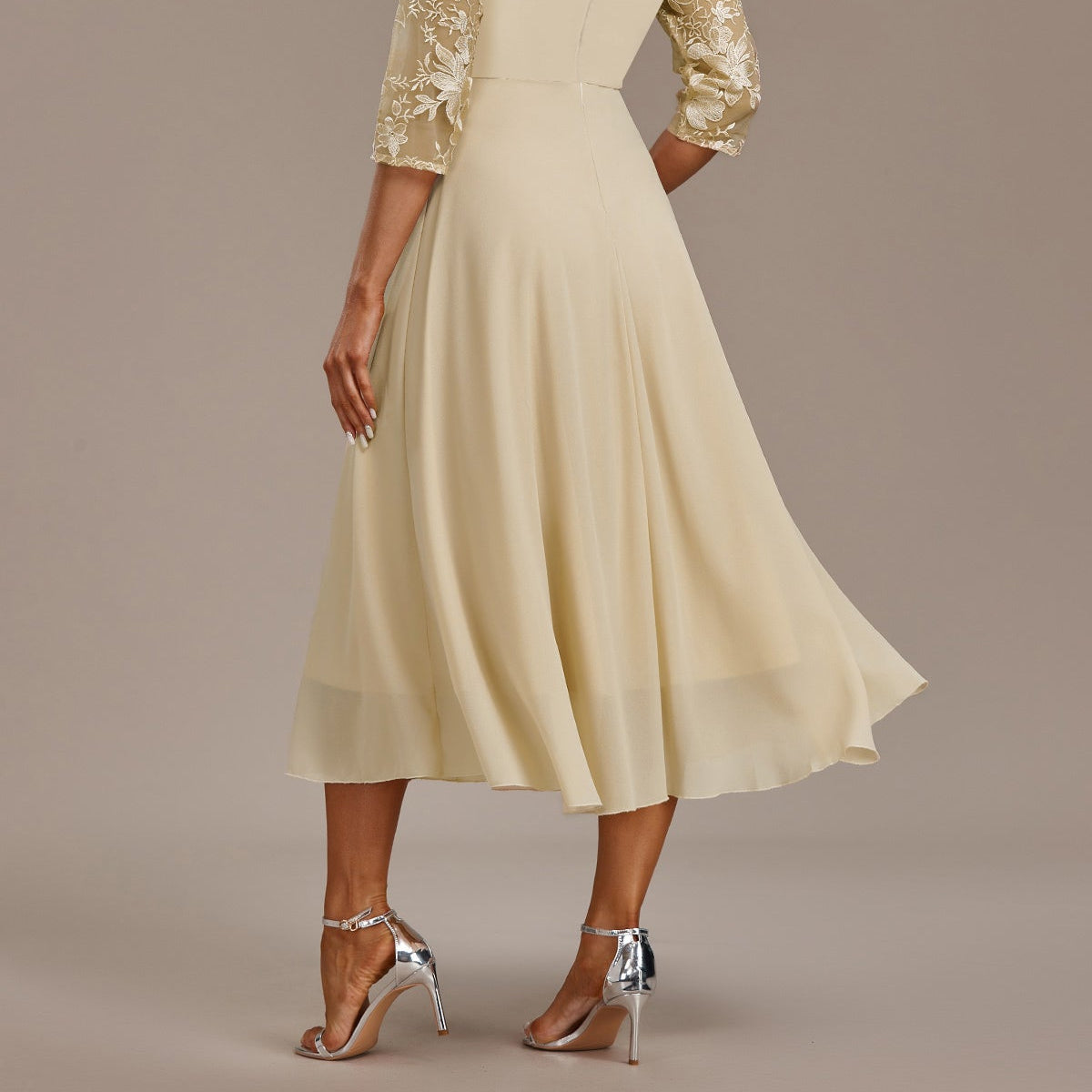 Dress : Luna Champagne Sleeved Round-Neck Dress in Dark Purple van Paper Favor