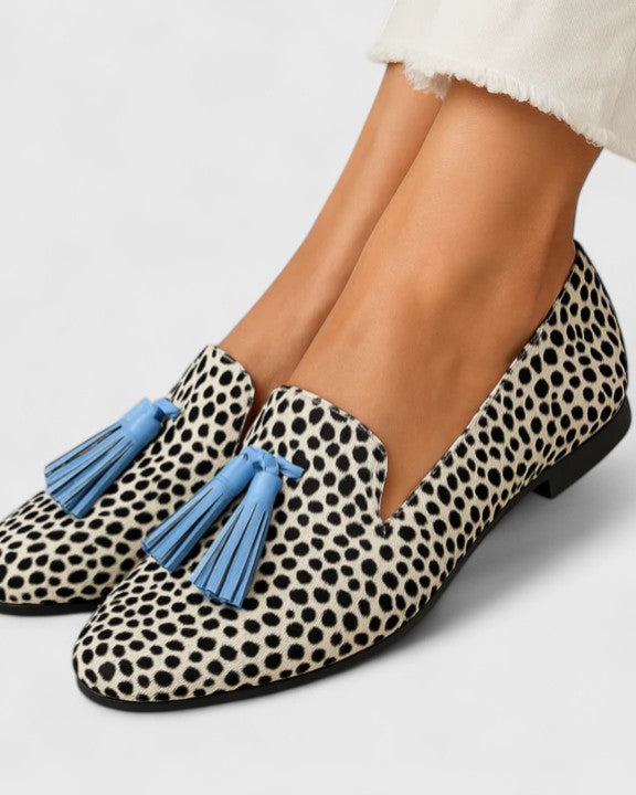 : Yzabella - Comfortable and Refined Loafers in Black and White van Paper Favor