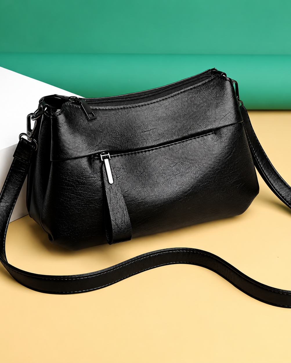 : Alana™ Crossbody Bag in Black van DUUWE