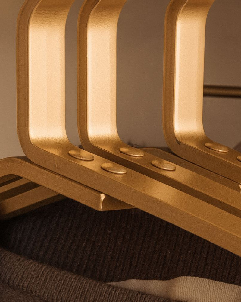 Clothes Hanger : Men's Hangers in Aluminum - Slim, Non-slip, Space-saving in van Paper Favor