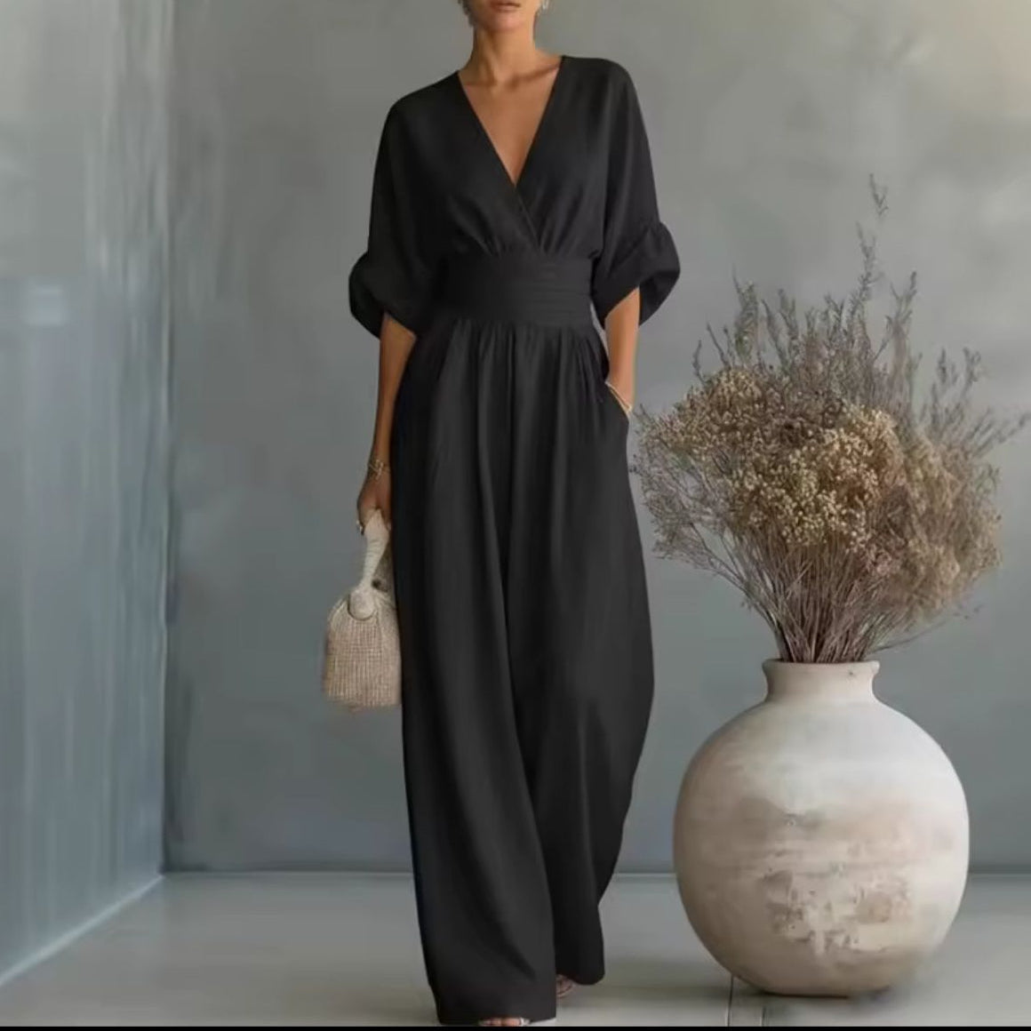 : Risel - Jumpsuit to Feel Comfortable and Polished on Your Day. in Black van Paper Favor