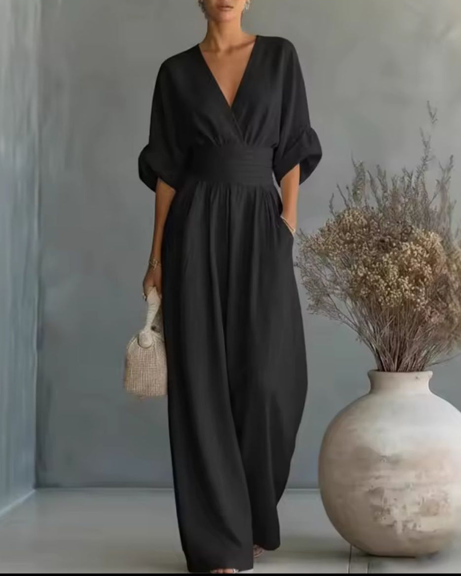 : Risel - Jumpsuit to Feel Comfortable and Polished on Your Day. in Black van Paper Favor