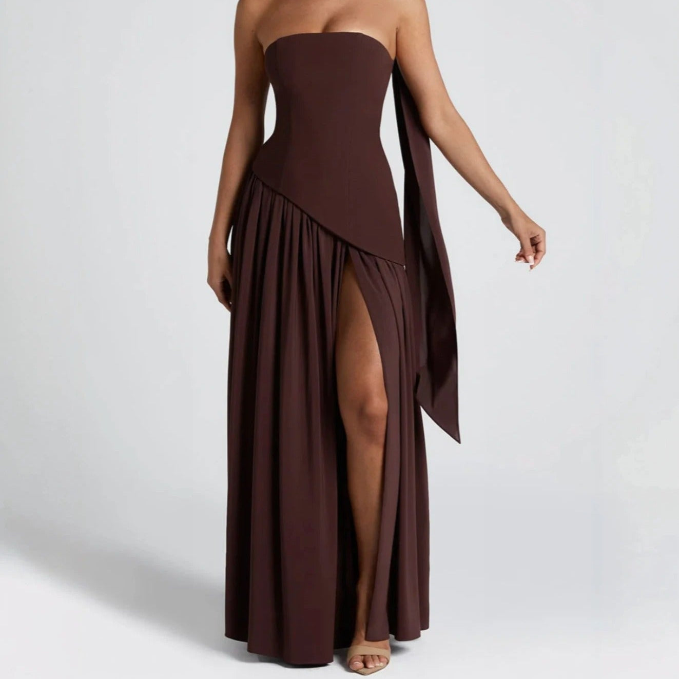 Maxi Dress : Luxe Chic Slit Maxi Dress in Brown van Paper Favor