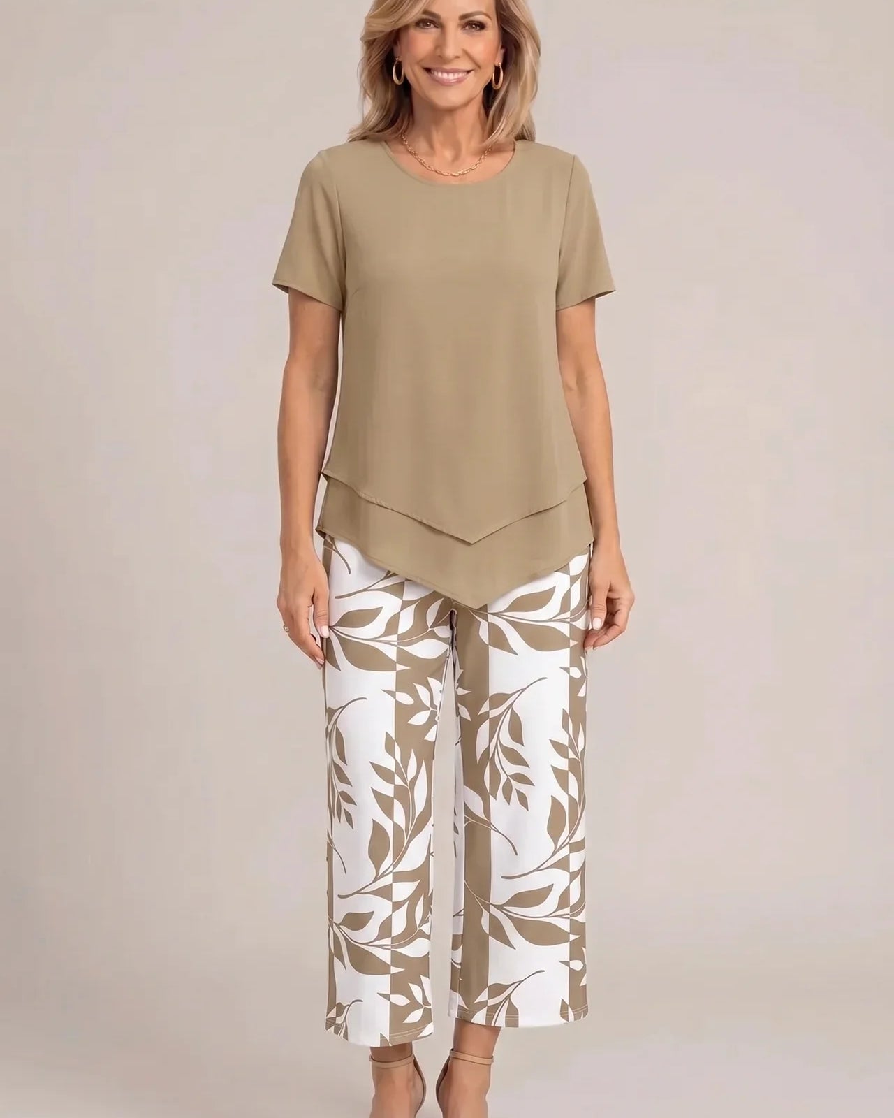 Tailored Two-Piece Wide Leg Set : Aeryssa - Tailored Two-Piece Wide Leg Set in Beige van Paper Favor