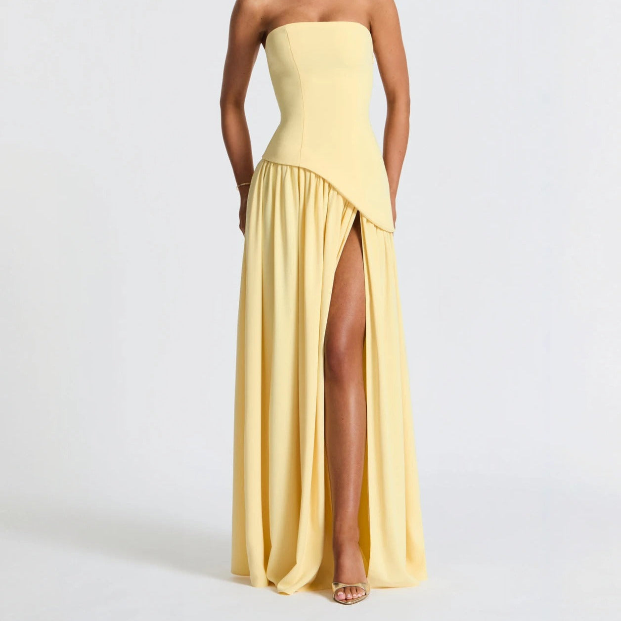 Maxi Dress : Luxe Chic Slit Maxi Dress in Cherry Lacquer van Paper Favor