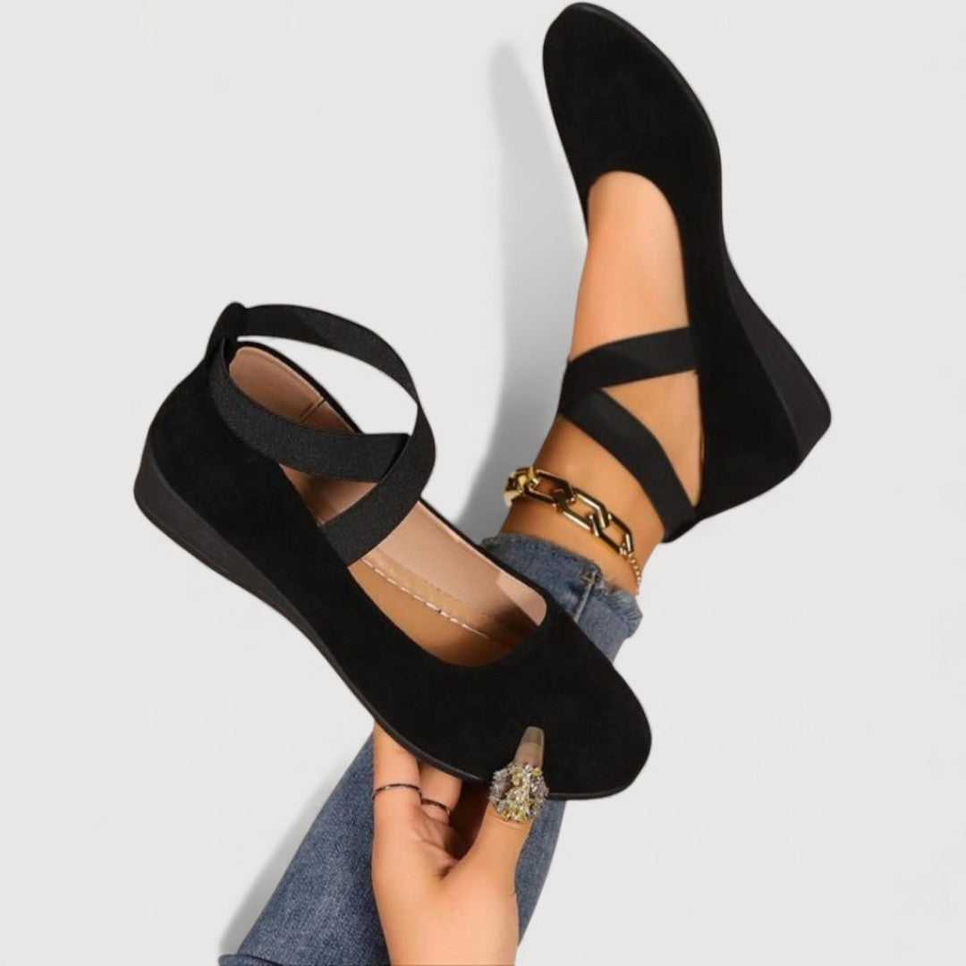 : LIVIA - Elegant and Comfortable Ballet Flats in Black van Paper Favor