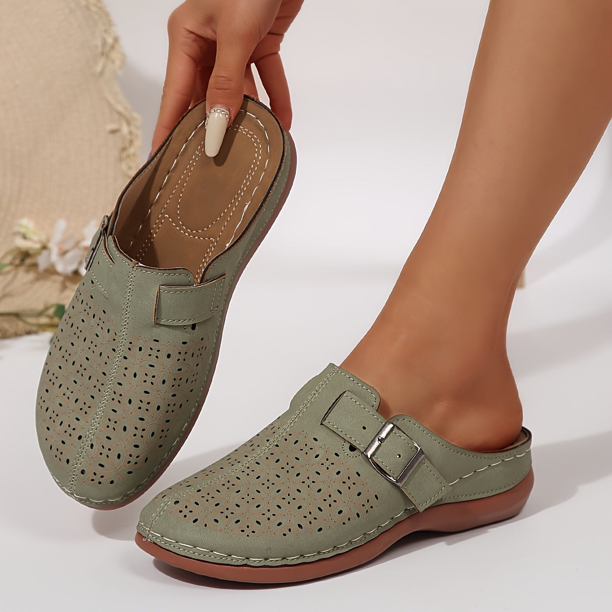 : Breathable Everyday Flats in Green van Cow Clothing