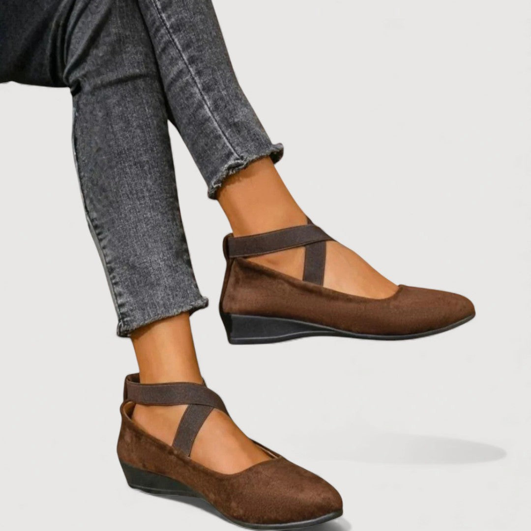 : LIVIA - Elegant and Comfortable Ballet Flats in Brown van Paper Favor