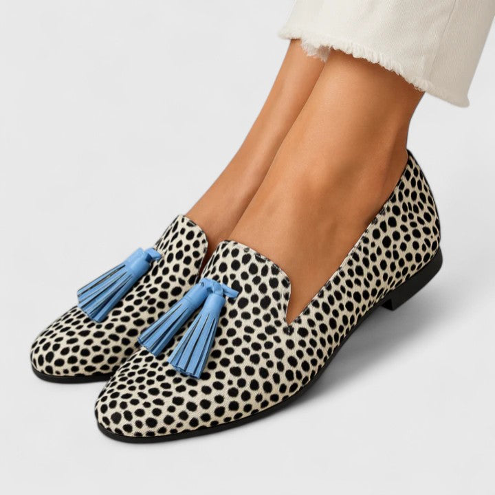 : Yzabella - Comfortable and Refined Loafers in Black and White van Paper Favor