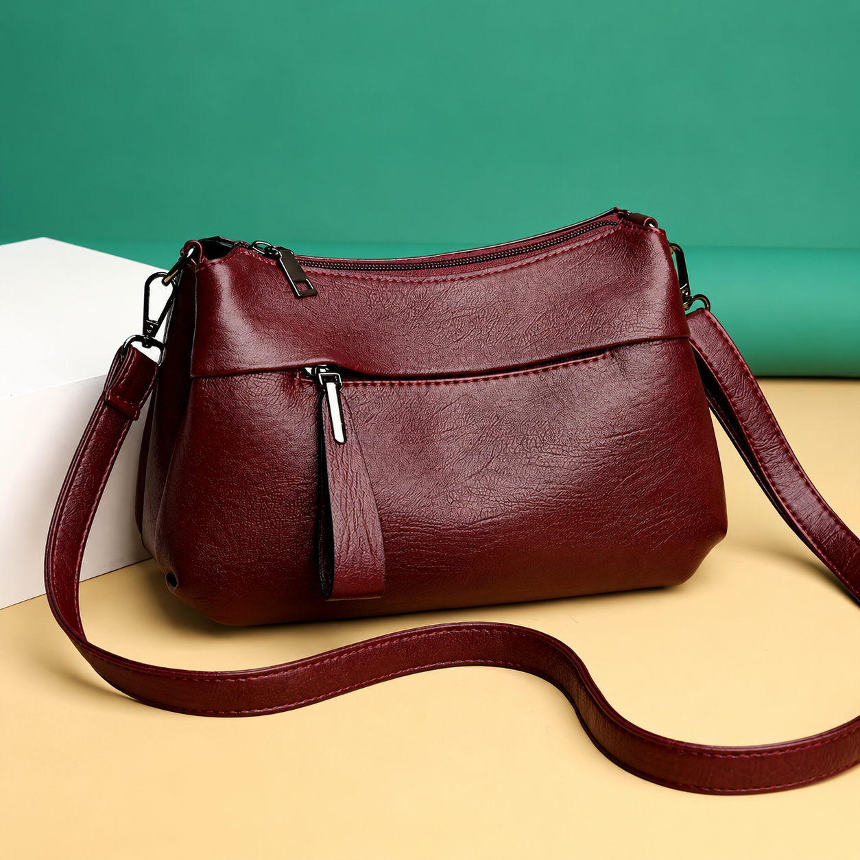 : Alana™ Crossbody Bag in Red van DUUWE