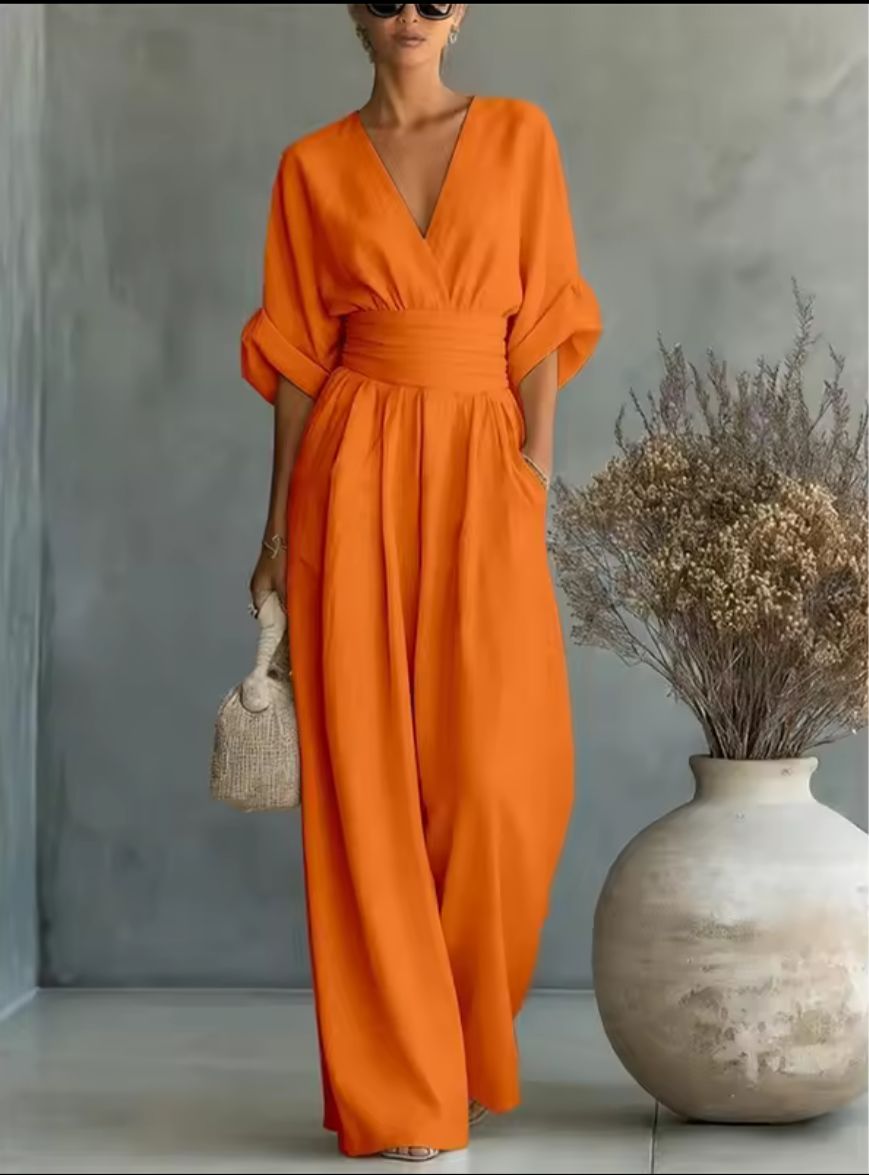 : Risel - Jumpsuit to Feel Comfortable and Polished on Your Day. in Orange van Paper Favor