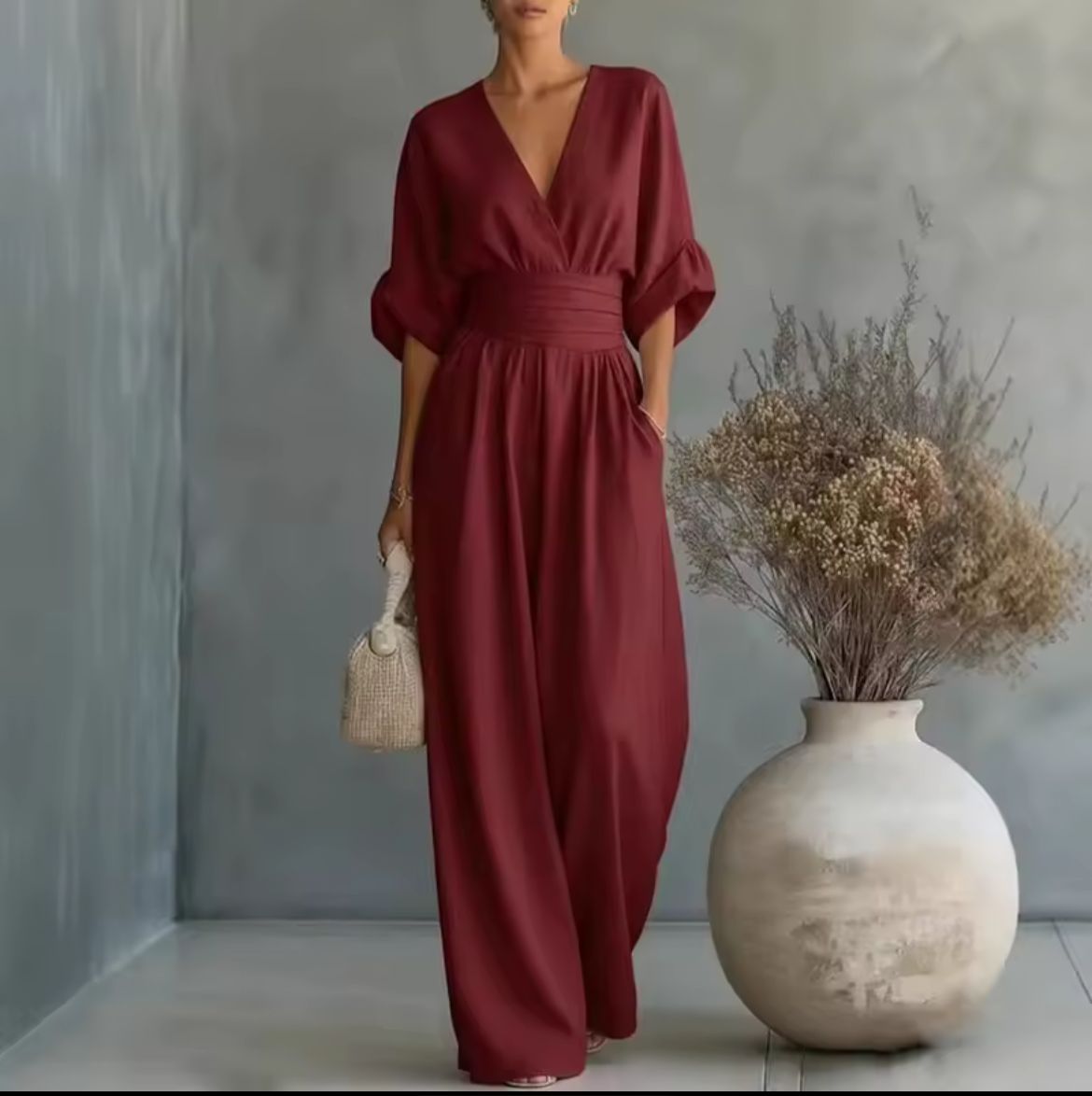: Risel - Jumpsuit to Feel Comfortable and Polished on Your Day. in Burgundy van Paper Favor
