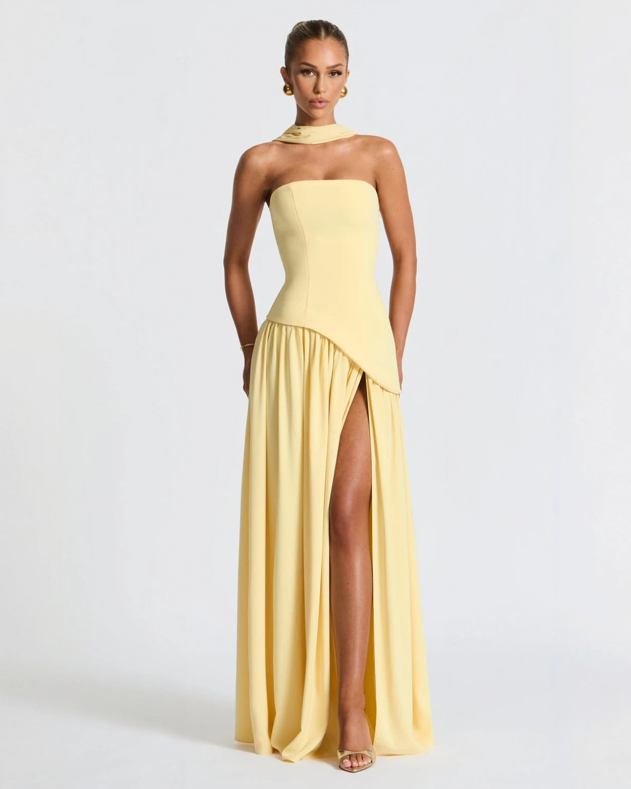 Maxi Dress : Luxe Chic Slit Maxi Dress in Cherry Lacquer van Paper Favor